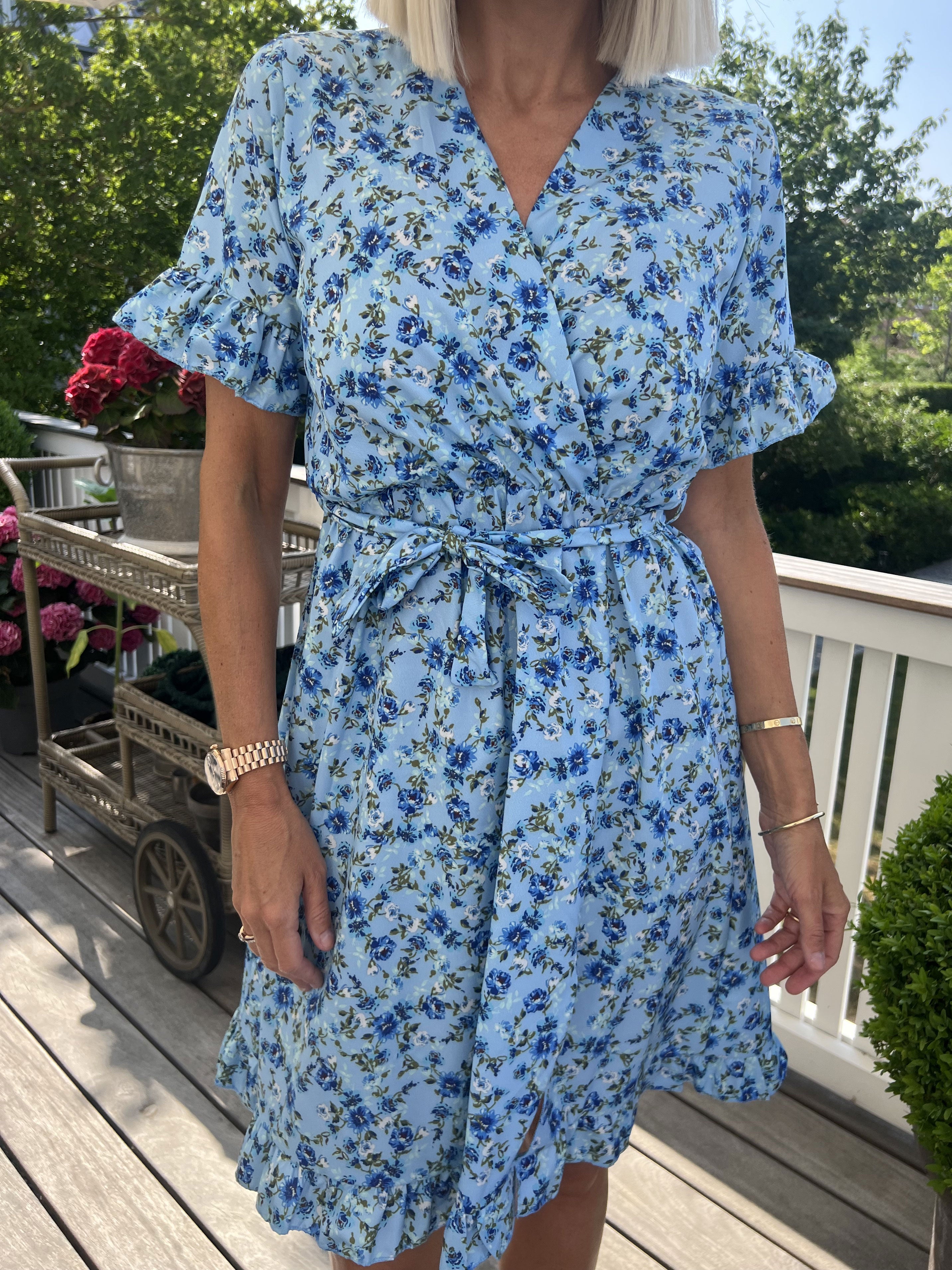 Lima - Sød kort sommerkjole med bindebånd i livet